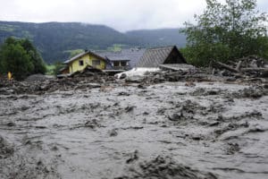 Des maisons piégées par une inondation après de fortes pluies