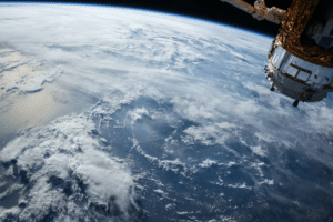 Un satellite survolant un océan de la planète