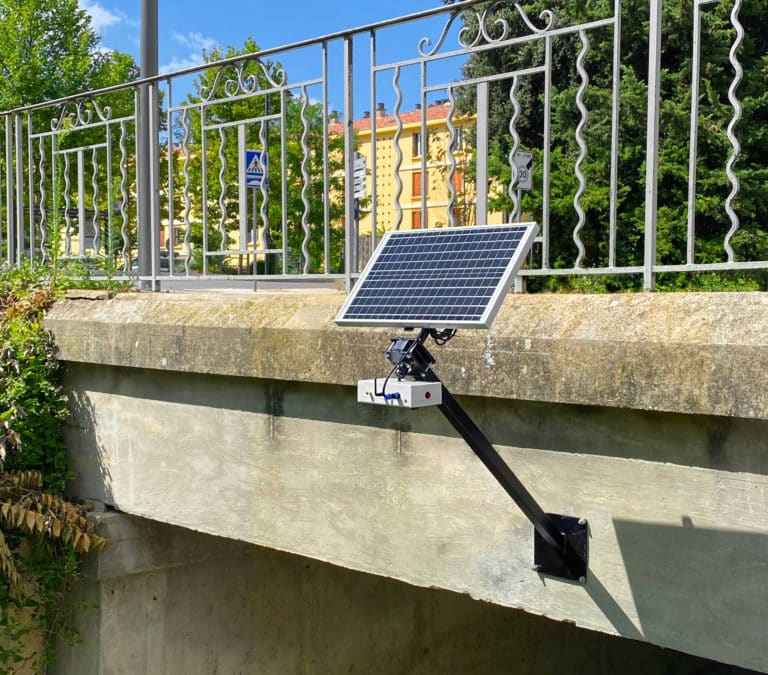 Micro-station vorteX-io V2 installée sur un pont