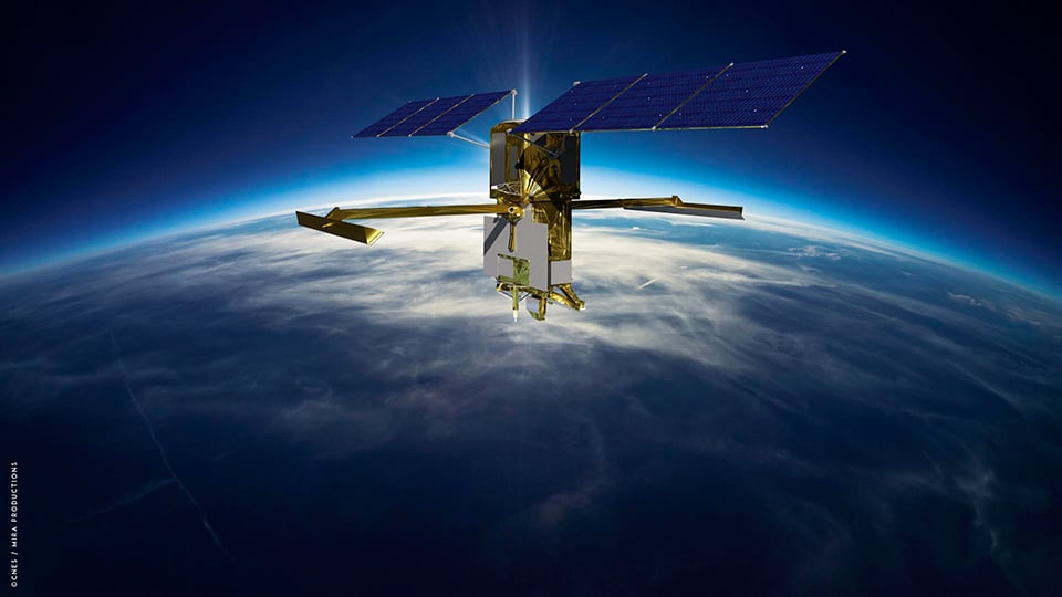 Illustration du satellite SWOT (Surface Water and Ocean Topography) au dessus de la Terre, une mission menée par la NASA et le CNES