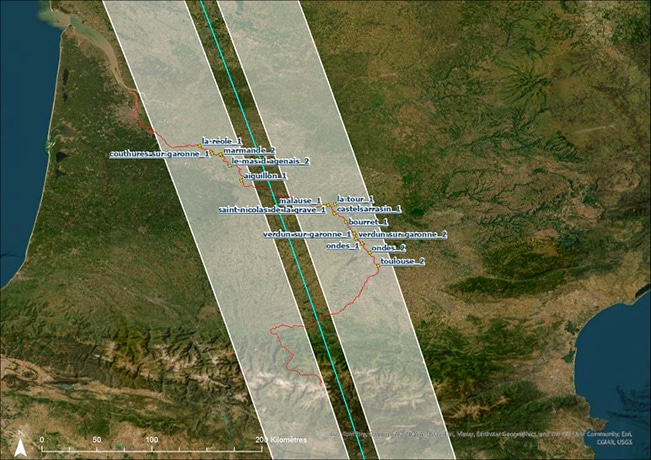 Carte de l'installation des micro-stations vorteX-io (représentées par des points jaunes), installées sous les zones de passage du satellite SWOT (représentées par les bandes blanches).