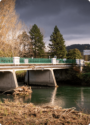 Pont au-dessus d'un cours d'eau après une crue