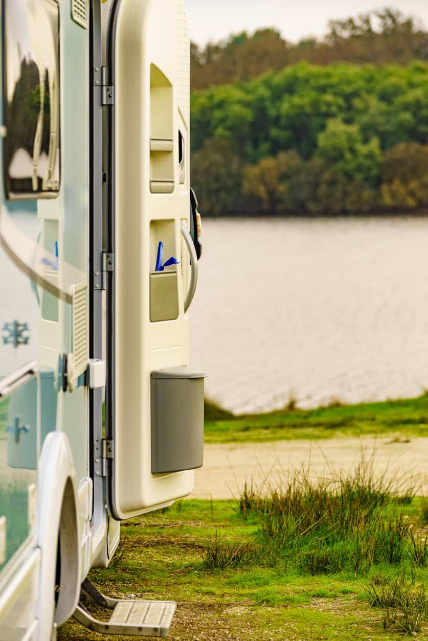 Camping car proche d'un cours d'eau